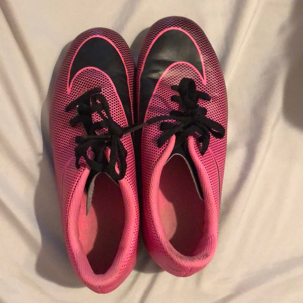 Girls size 5 1/2 Nike soccer cleats